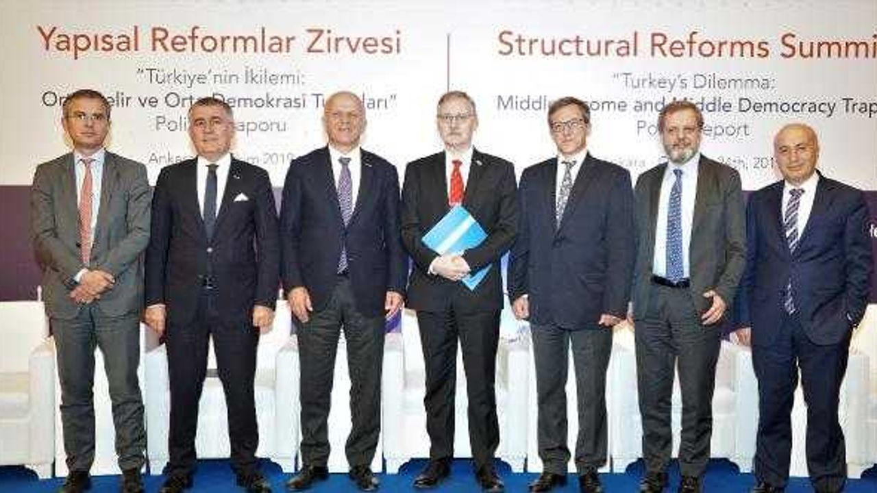 'Orta Gelir ve Orta Demokrasi Tuzakları' politika raporu açıklandı