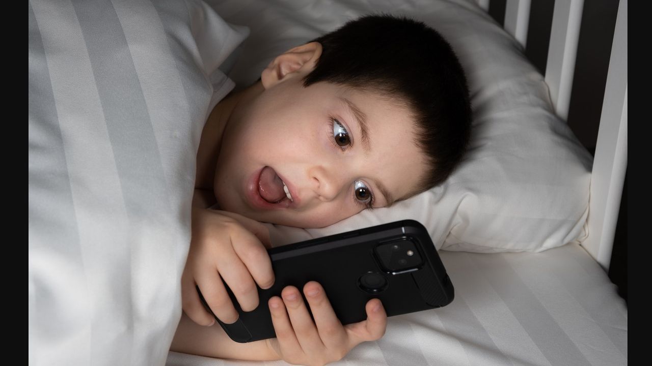 Çocuklar telefon hastası (!); Gece Yüzde 49’u telefonla meşgul