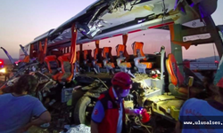 Soma'da korkunç kaza! TIR Yolcu Otobüsü'nü parçaladı, çok sayıda ölü ve yaralı var