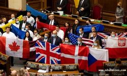 Ukrayna Meclisi'nde Rusya'ya gözdağı: Türk bayrağı da açıldı