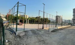 İzmir Büyükşehir'den gençlere beş yeni halı saha