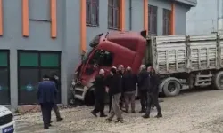 Düzce'de freni boşalan Tır markete girdi!