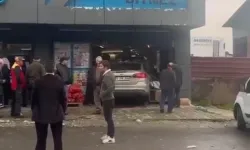 Düzce'de otomobil marketin içine girdi!