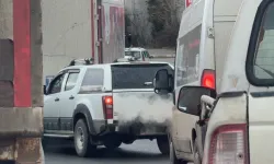 Düzce'de o kavşakta sıkça yaşanıyor: Sürücü trafiği kilitledi!