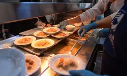 İzmir'de her gün 4 çeşit yemekle hayatlar ısınıyor