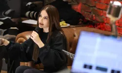 Simge Sağın Galata'da sürpriz yaptı... Sokak bir anda konser alanına döndü