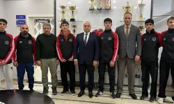 Ağrılı halterciler Mersin'de madalyaları topladı