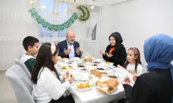 Çolakbayrakdar çifti Özsoy ailesinin iftar sofrasında