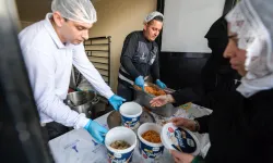 İftar bereketi İzmir'in aşevinden sofralara uzanıyor