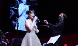 Şevval Sam İzmir'de hem söyledi, hem yönetti