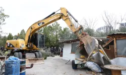 Bursa Nilüfer'de kaçak barakalar yıkıldı