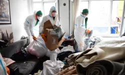 Bursa Osmangazi'den Kayıhan'daki çöp eve müdahale