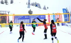 Bursa Osmangazi'den Uludağ'da nefes kesen kar voleybolu şöleni