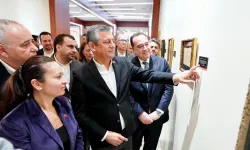 CHP lideri Özel 'Sarışın Bir Kurt' sergisini gezdi