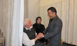 Denizli'de bayram mesaisindeki personele ve hastalara ziyaret