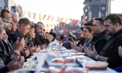 İzmir Çamdibi'nde binlerce kişilik iftar sofrası 