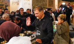 İzmir'de Başkan Tugay önlüğü giyip, mutfağa girdi... Yemekler Başkan Tugay'dan