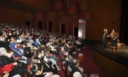 Ankara'da gençlik tiyatrosundan güçlü performans