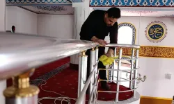 Ağrı'da elinde bez, gönlünde hizmet... Cesim Hoca camiyi bayrama hazırladı
