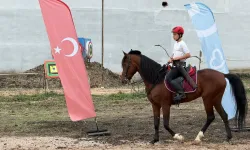 Balıkesir'de üniversiteliler binicilik ve atlı okçulukla tanıştı
