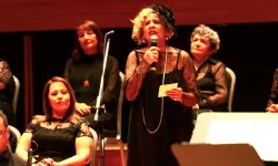 İzmir'de duygu dolu gece... Unutulmuş notaların izi büyük ilgi gördü