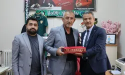 İzmit Belediyesi'nden muhtarlara doğum günü ziyareti