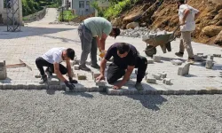 Artvin'de köy mahalle yollarına kilitli parke taşı