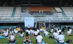 Sağlıklı yaşlanma için yoga yaptılar