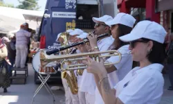 Denizli'de pazar yerlerinde müzik ve ikram şöleni