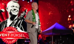 Levent Yüksel dillerden düşmeyen şarkıları Bursa'da seslendirdi