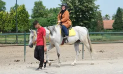 Sakarya'da sağlıklı yaşam yolculuğunda at biniciliği heyecanı