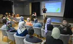 Uzman isimler Bornova'da çocuk eğitimini anlattı