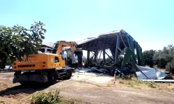 Bursa Osmangazi'de tarım alanına kaçak yapılan depo yıkıldı