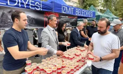 İzmit'te deprem hayatını kaybedenler anısına helva dağıtıldı