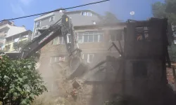 İzmit'te tehlike arz eden metruk bina yıkıldı
