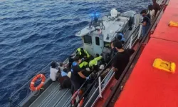 Türk bayraklı gemi 48 düzensiz göçmeni kurtardı
