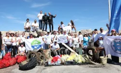 Çeşme kıyılarından 1,5 ton atık çıkarıldı