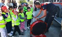 Efes Selçuk'lu miniklerden itfaiye haftası'nda anlamlı ziyaret