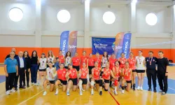İzmir'de Kadın Voleybol Takımı il şampiyonu oldu