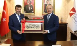 YÖK Başkanı Prof. Dr. Özvar'a Filistinli öğrenciden anlamlı hediye...
