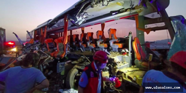 Soma'da korkunç kaza! TIR Yolcu Otobüsü'nü parçaladı, çok sayıda ölü ve yaralı var