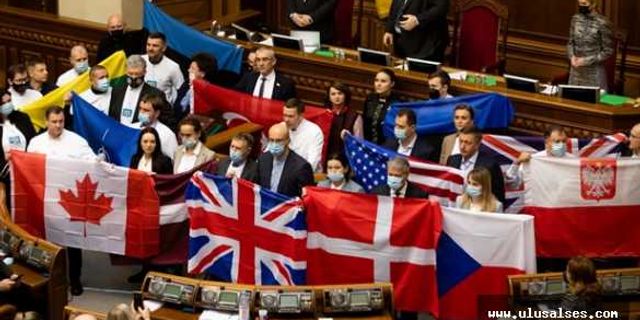 Ukrayna Meclisi'nde Rusya'ya gözdağı: Türk bayrağı da açıldı