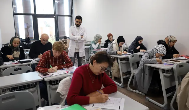 Sakarya'da farklı renk ve kültürlerden insanlar Türkçe’yi öğreniyor