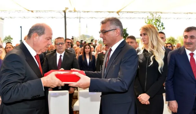 KKTC'de devir teslim tamam! Erhürman görevi Tatar'dan devraldı