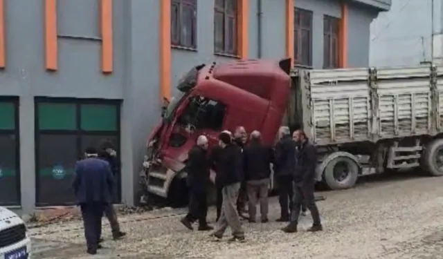 Düzce'de freni boşalan Tır markete girdi!