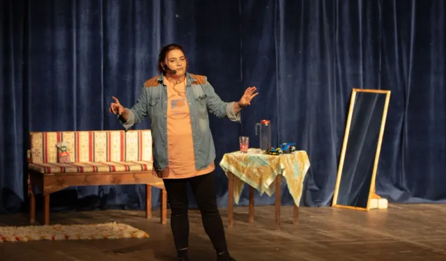 İzmir Narlıdere'de 'Özel Anne' oyunu sanatseverlerle buluştu