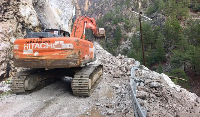 Alanya'da heyelan sonrası yol ulaşıma açıldı