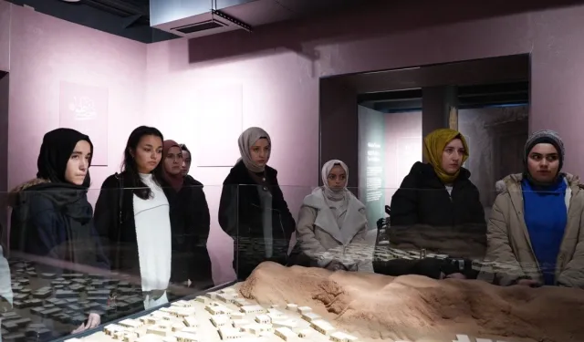 Lima öğrencileri Taş Bina'daki Siyer Sergisi'ni ziyaret etti