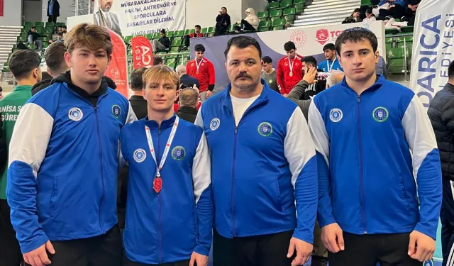Bursa Büyükşehirli güreşçiler Türkiye kürsüsünü es geçmedi