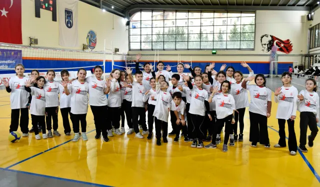 Fabrika Voleybol Ankaralı çocukları fileyle tanıştırdı